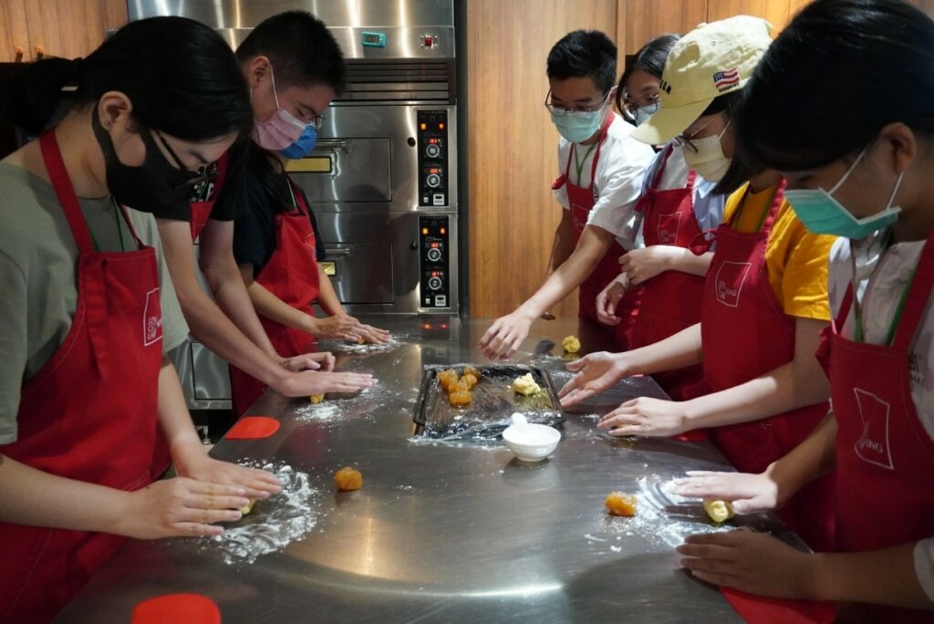 青年局辦理「大專生職場體驗計畫」提供多元產業類別職業體驗，111年於舊振南漢餅文化館辦理「一日活動企劃師」體驗活動。