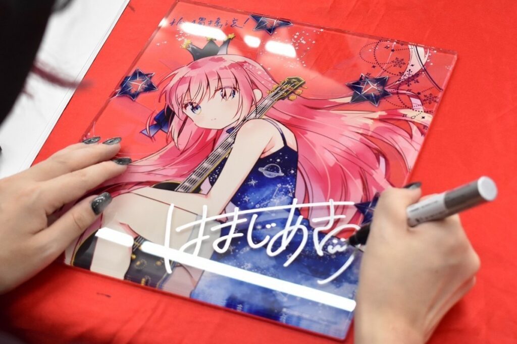 ▲《孤獨搖滾！》安利美特場簽名會專屬壓克力簽名版。