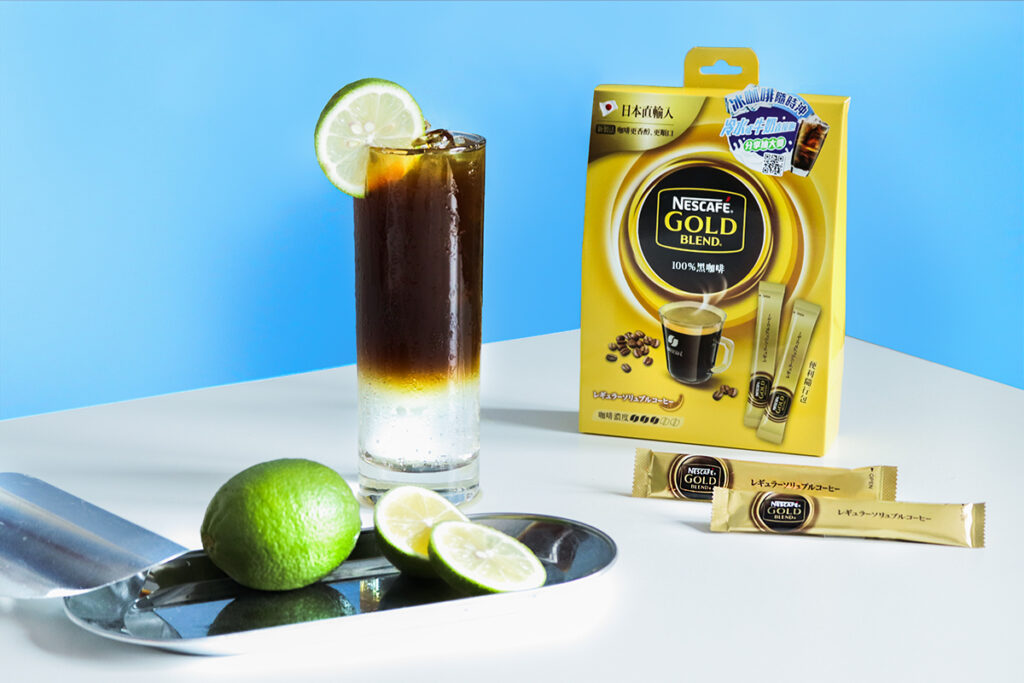 「絕對BO碧」冰咖啡，以經典款雀巢金牌微研磨黑咖啡，加入冷水及帶有檸檬風味的碳酸汽水，打造最簡單的夏日冰咖啡特調。