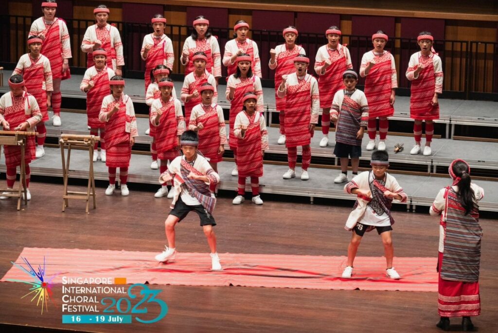 桃山國小合唱團擔任新加坡國際合唱節開幕儀式的表演嘉賓，讓純淨宏亮的泰雅之聲被世界聽見。圖／和泰集團