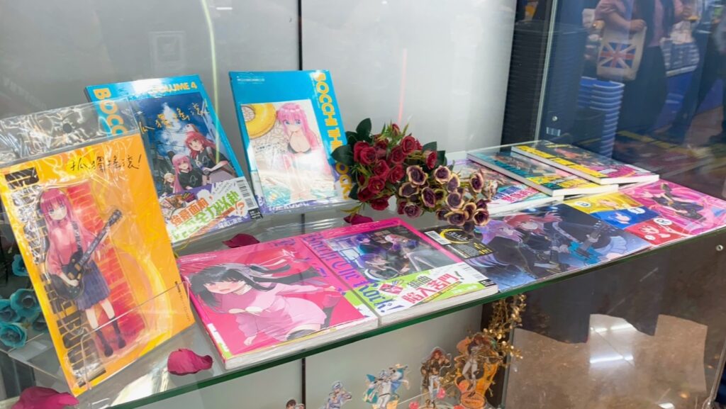 ▲安利美特台北店內，能看見精心布置的《孤獨搖滾！》書籍陳列以及相關周邊商品。