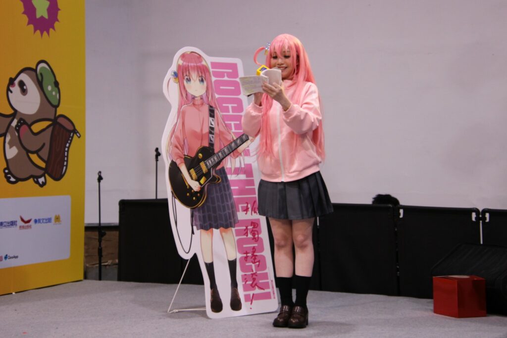 ▲主持人小A打扮成小孤獨的經典造型。