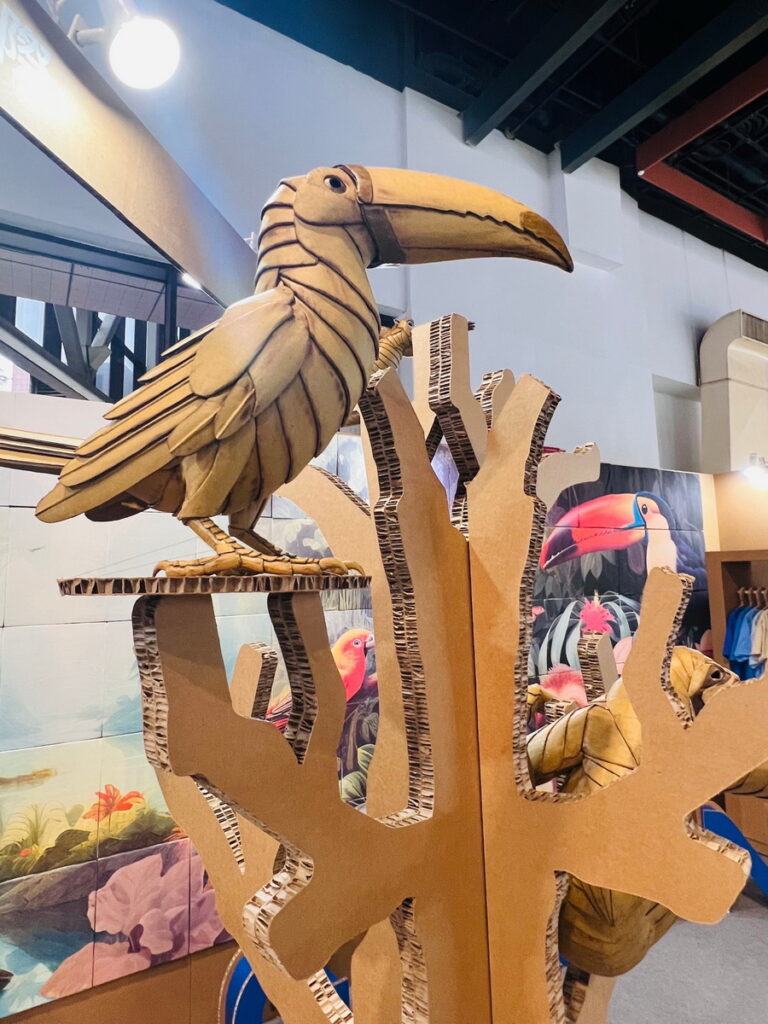 巨嘴鳥的羽毛即使用GILDAN的紙箱回收製成，充分體現了GILDAN環保再利用的理念