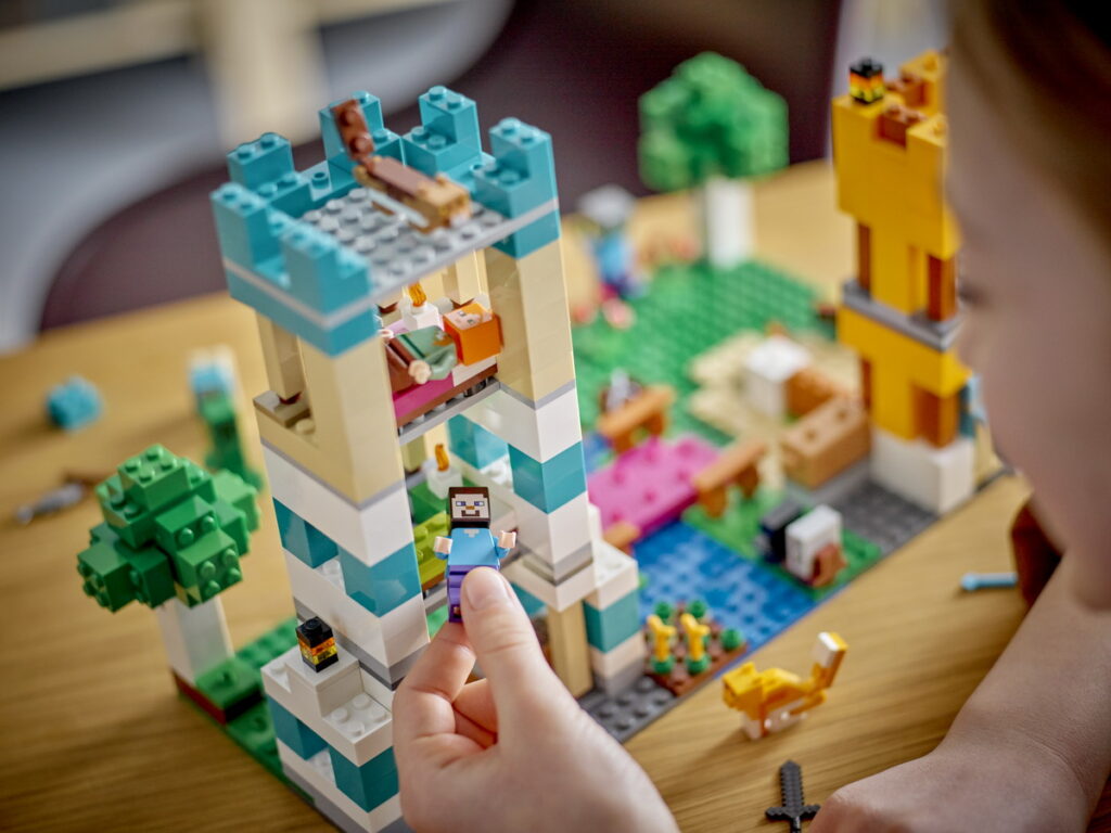 LEGO® Minecraft®也首次在2023漫畫博覽會亮相，四款全新盒組也即將在8月1日上市。