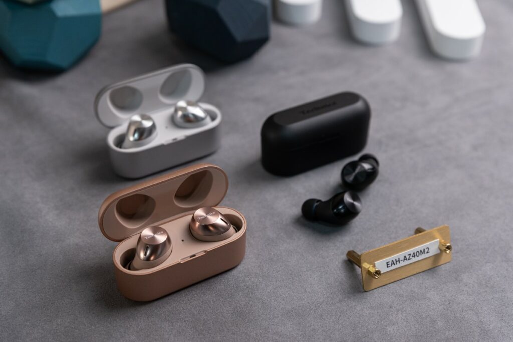 Technics-AZ40M2-真無線降噪藍牙耳機即將於8月上市，玫瑰金為市面上少見的典雅配色，輕量化設計配戴舒適無負擔。圖／Panasonic提供