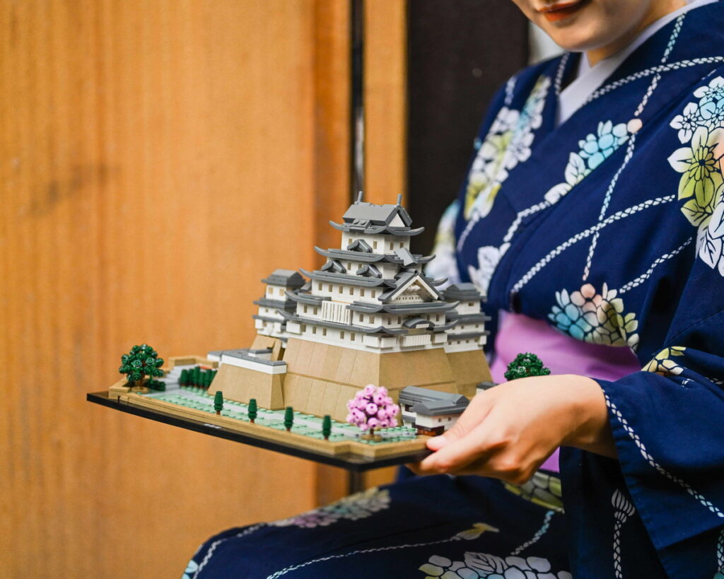 「21060姬路城」盒組將世界文化遺產姬路城重現，讓玩家彷彿置身於日本古城的壯麗美景中