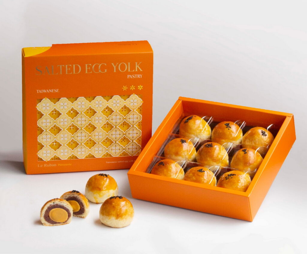「法朋烘焙甜點坊」最具代表的年節大禮－「經典蛋黃酥禮盒」，即日起開始預購。