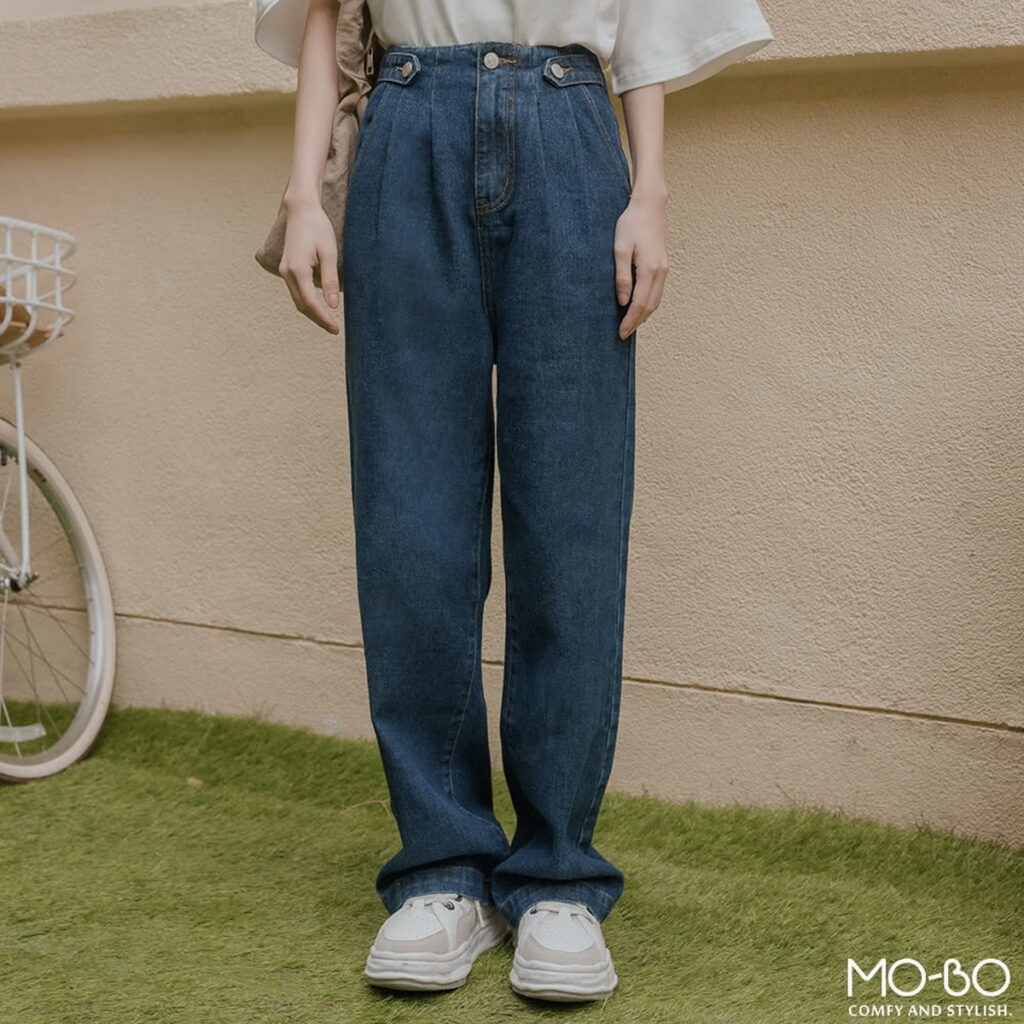 【MO-BO】雙釦收腰設計丹寧寬褲，活動價599元。