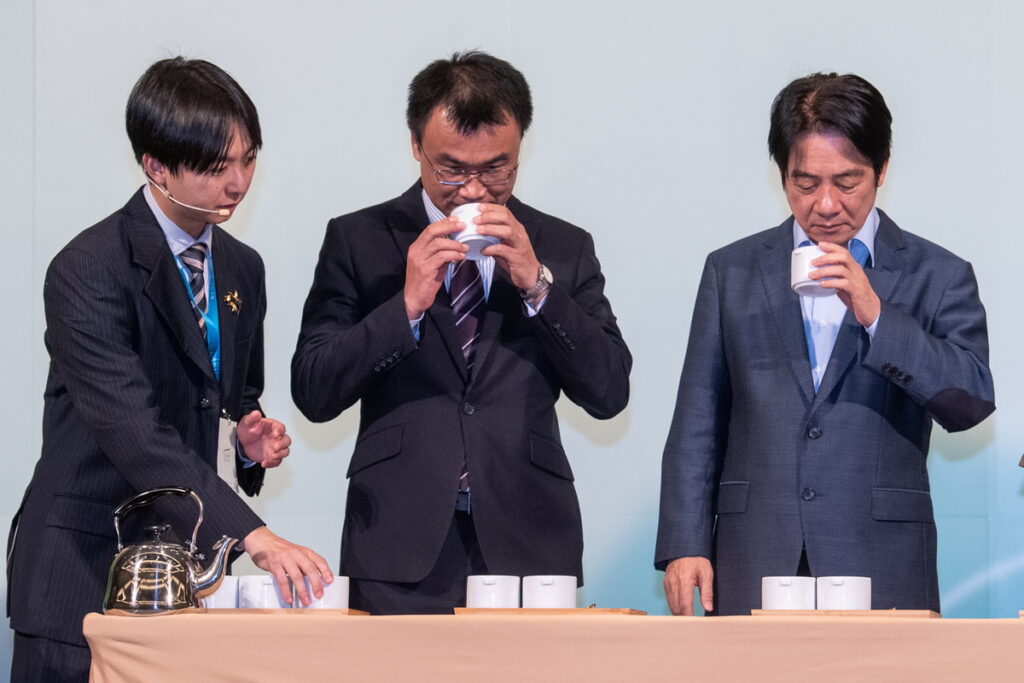 臺灣咖啡產業策略聯盟召集人林哲豪(左)帶領農委會主委陳吉仲(中)與副總統賴清德(右)，體驗專業咖啡評測過程。