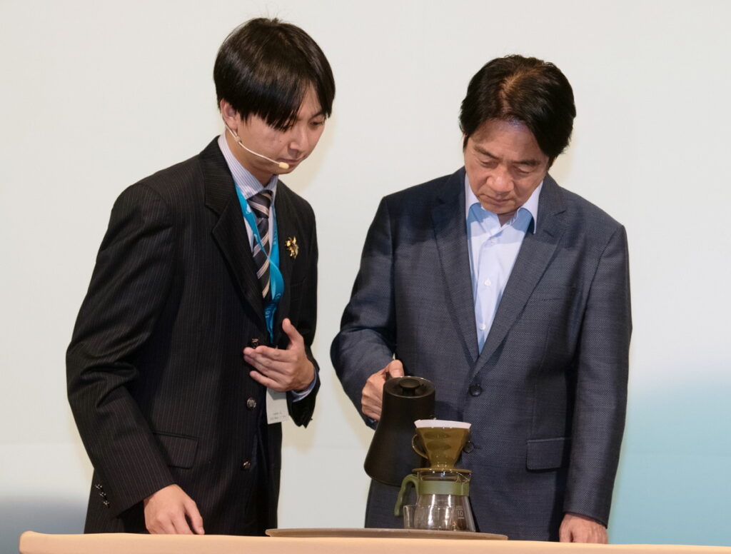 活動現場由召集人林哲豪(左)邀請副總統賴清德(右)體驗手沖咖啡。