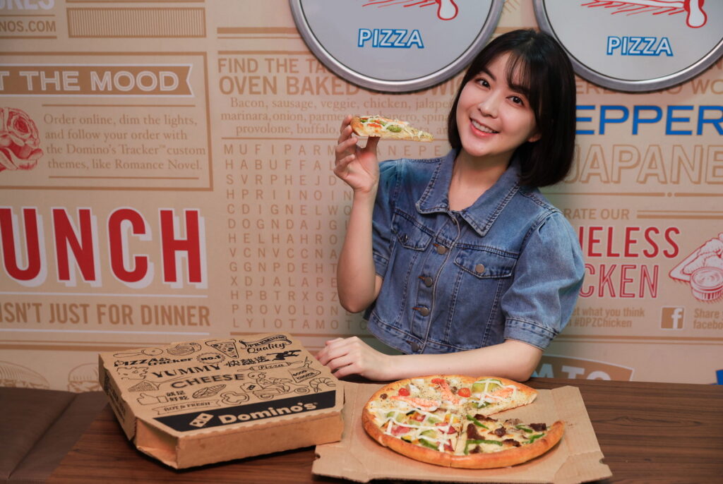 達美樂夏季限定新品「蝦趴酪梨四喜披薩」搭配「外帶披薩半價」優惠，只需449元就能輕鬆與好友共享夏日風情