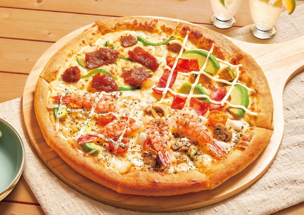 達美樂「蝦趴酪梨四喜披薩」包含四種熱門夏日風味：西班牙香蒜海鮮、酪梨鮮蝦沙拉、夏日培根、蒜香牛肉