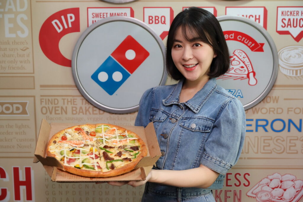 達美樂「蝦趴酪梨四喜披薩」搭配天天外帶披薩半價優惠，9吋披薩只要299元，12吋披薩只要449元
