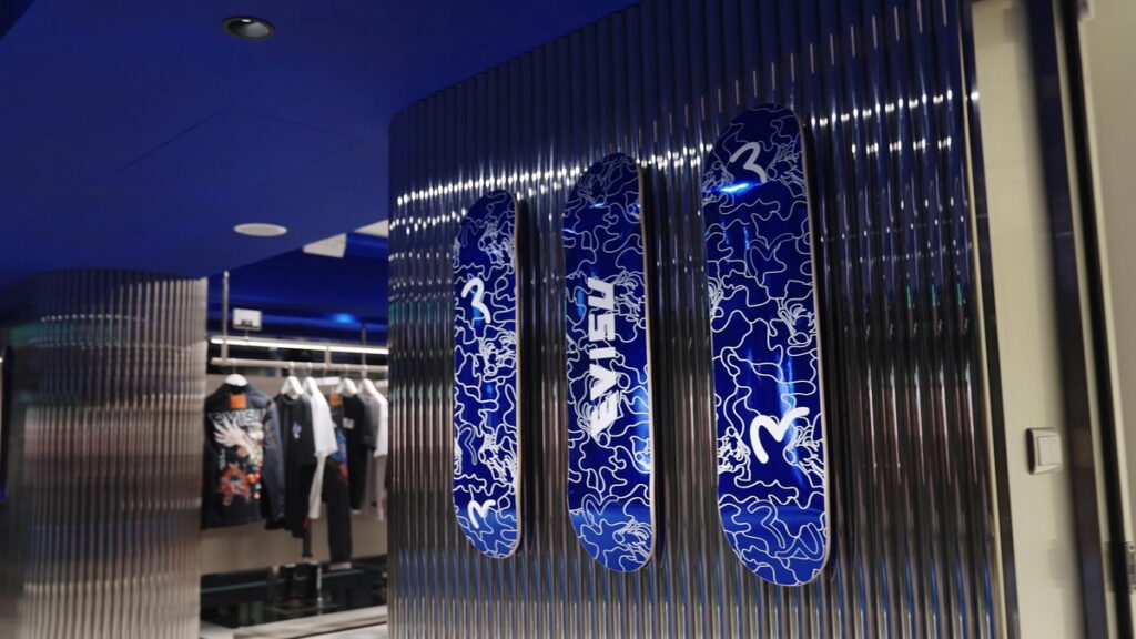 全球首間現代風概念旗艦店登台 日本藍色調Ｘ經典海鷗LED Logo設計超吸睛