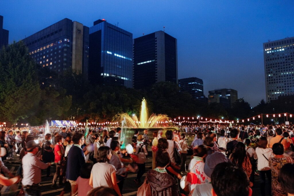 預計於8月下旬舉辦的「日比谷公園 丸之內音頭大盂蘭盆舞大會」，因交通便利且免費入場，每年參加人數均高達40,000人以上。（ⒸTCVB）