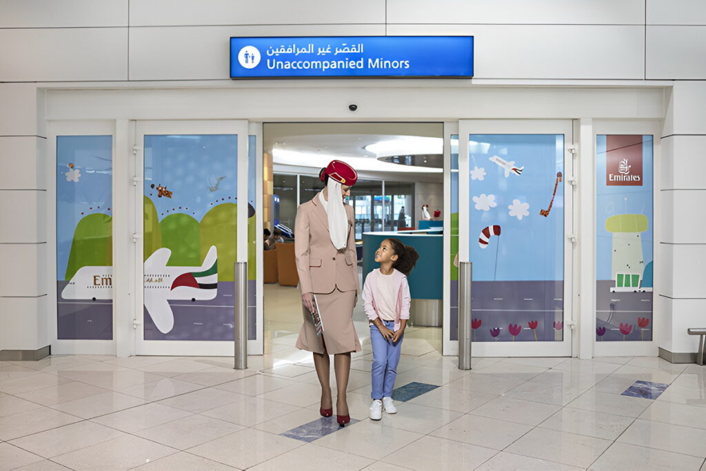 阿聯酋航空在杜拜國際機場設有「無成人陪同之孩童」旅客貴賓休息室，提供電動遊戲、免費Wi-Fi、舒適沙發及兒童專用廁所，孩童們能在候機時盡情享用飲料及點心。
