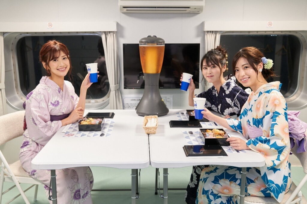 「東京灣納涼船」提供各種美食及飲料之外，還提供「指定席方案」，內容包含乘船券、專屬座位、及日本特色便當、指定飲料暢飲等。（Ⓒ東海汽船）