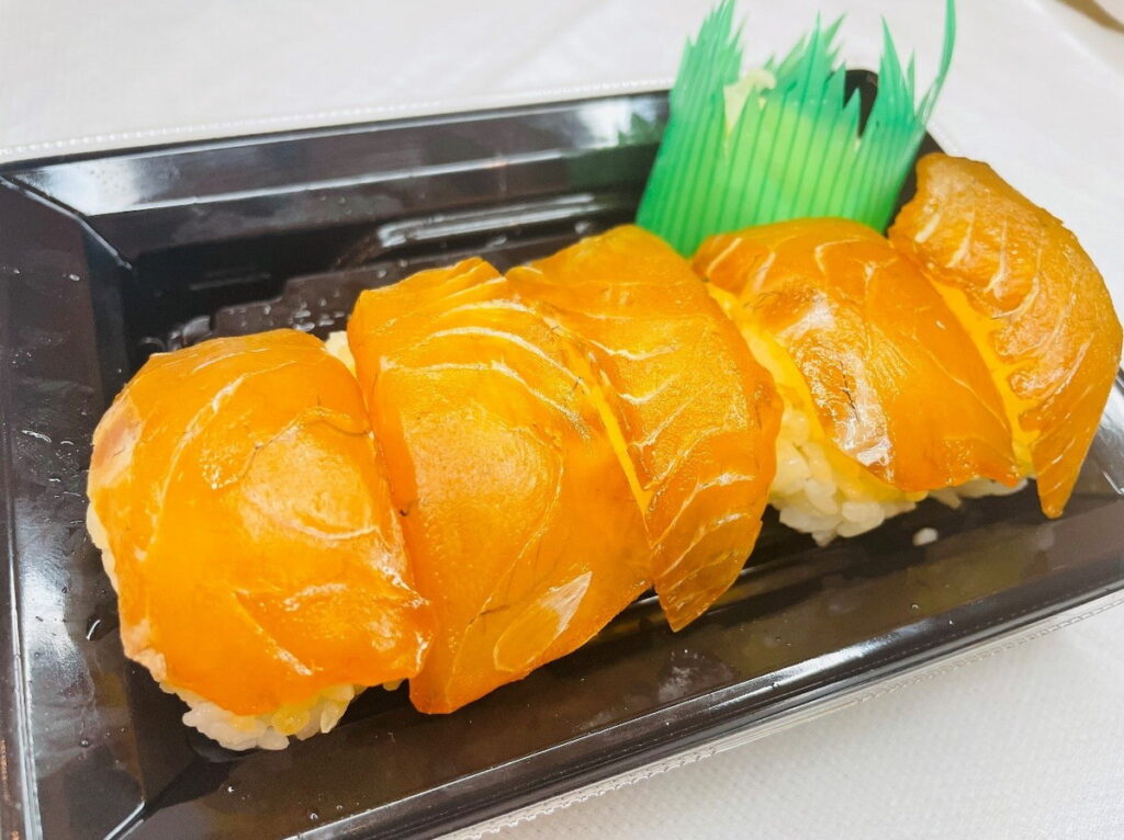 在「東京灣納涼船」船上，可以享用「島壽司」等使用東京離島食材製成的輕食，以及日本祭典的攤販小吃，如：章魚燒、日式炒麵等。（Ⓒ東海汽船）