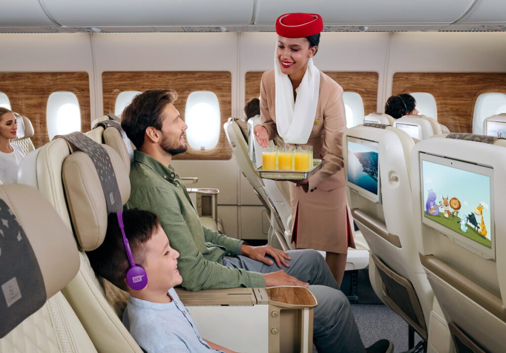 _小小旅客們可透過阿聯酋航空屢獲殊榮的ice機上娛樂系統，收看最新上映的院線電影及各式兒童電視節目。