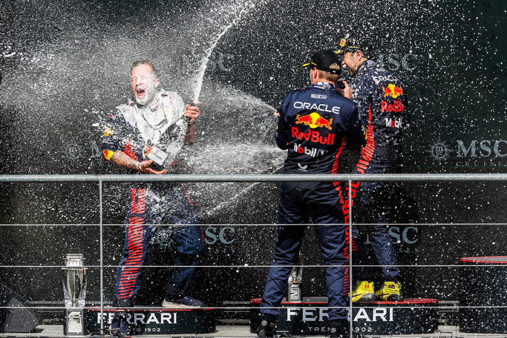 Red Bull車隊在比利時大獎賽包辦冠亞軍，與車隊工程師一同在頒獎台上歡慶。（圖片來源：Red Bull）