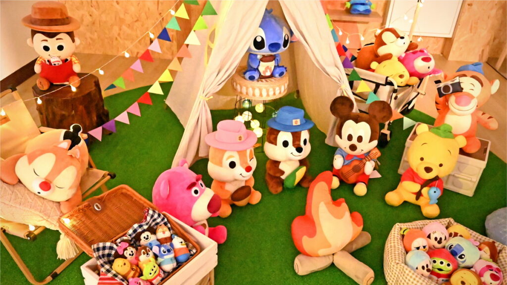 搶搭近期流行的露營風，也同步設置迪士尼主題露營區，要讓所有迪士尼的粉絲們跟著多款角色玩偶一起旅行去！