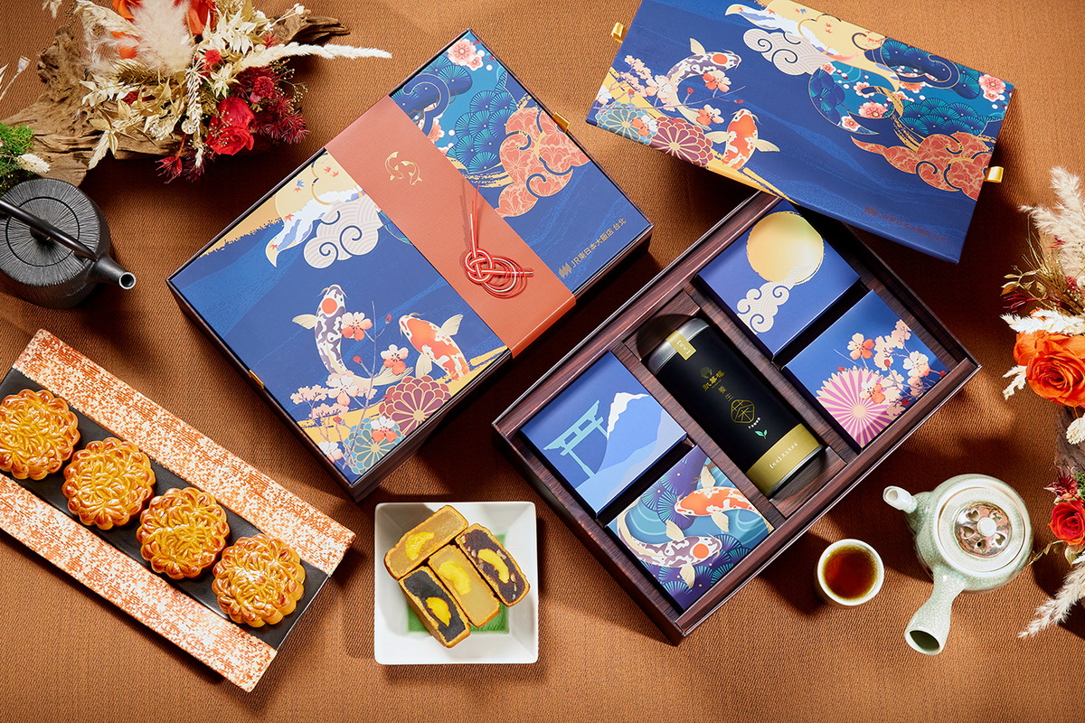 JR東日本大飯店台北「水月錦鯉禮盒」以代表和平、友誼、健康與富貴的錦鯉為設計有四款傳統廣式月餅，搭配無咖因成分的養生茶款黑豆黑米茶，每盒售價為1,880元。