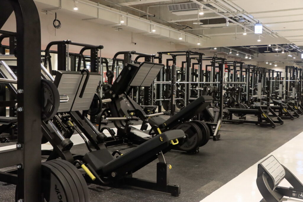 「JEXER FITNESS＆SPA南京復興」全區設有111架健身器材，超完善的重訓器材其中包含25台全框式複合深蹲架