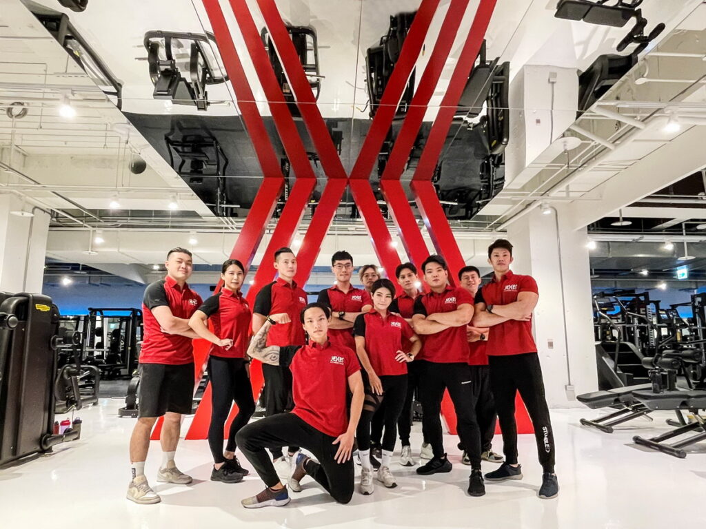 「JEXER FITNESS＆SPA南京復興」除了提供24小時健身區域、岩盤地板教室、VR飛輪教室、團體課程教室、日式浴場設施, 還有專業私人教練課程。