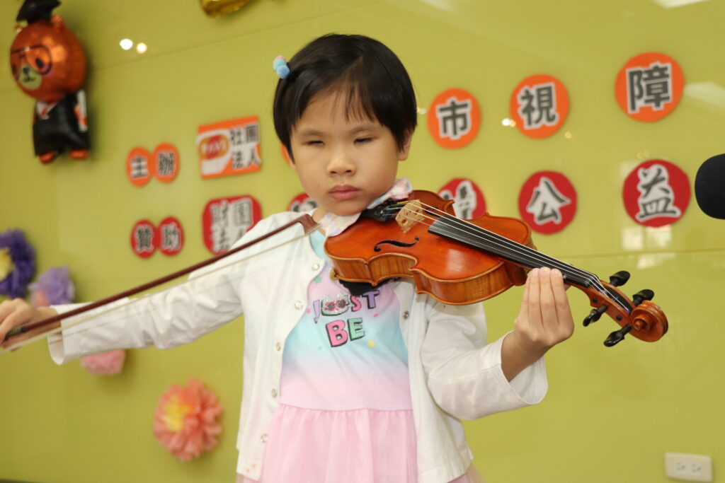 圖說：台中早療教室畢業生代表小均表演小提琴。