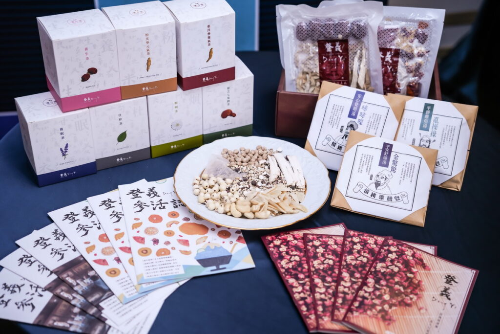漢方生活品牌《登義 DengYi》由傳統中藥行成功轉型，今年奪下「傑出 OMO 零售」金獎和「傑出商業創新」銀獎雙獎。


