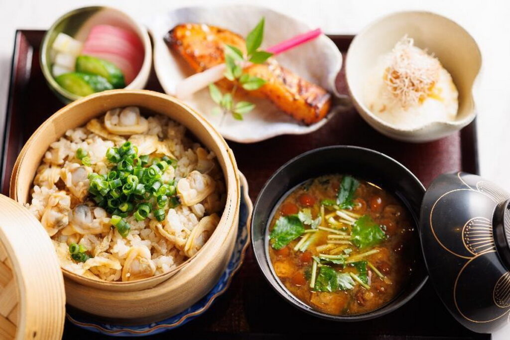 早餐主食選擇共有7種，江戶時代的漁夫料理「深川飯」、搭配淺草萬久味噌湯的和式早餐是其中之一。（©淺草豪景飯店）