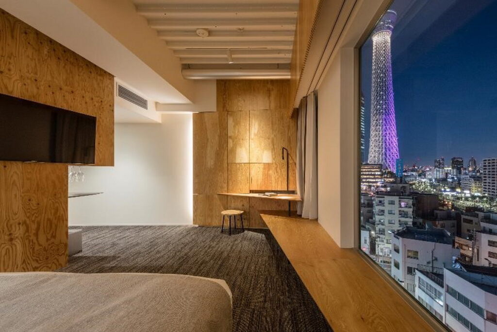 「豪華雙床間  豪華特大號床間（Deluxe Twin Deluxe King）」，客房可從大型窗口近覽東京晴空塔（© ONE＠Tokyo）