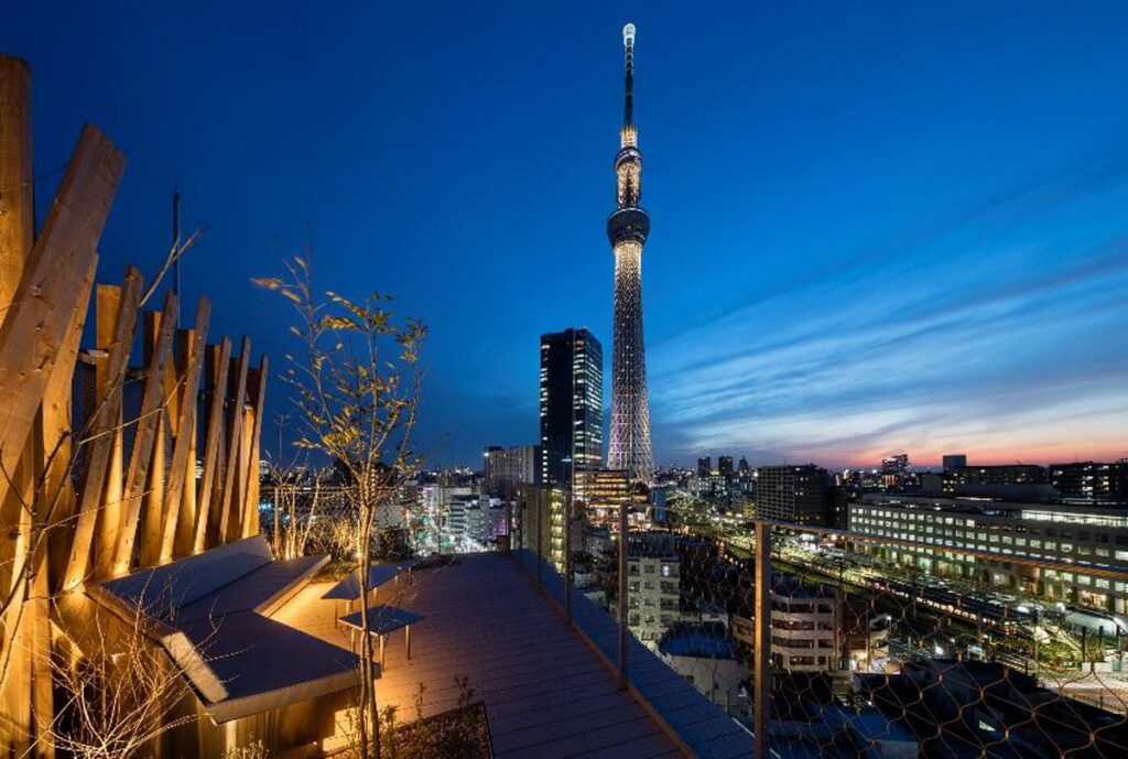 從最高層的「@rooftop」可180度眺望壯闊夜景。（© ONE＠Tokyo）