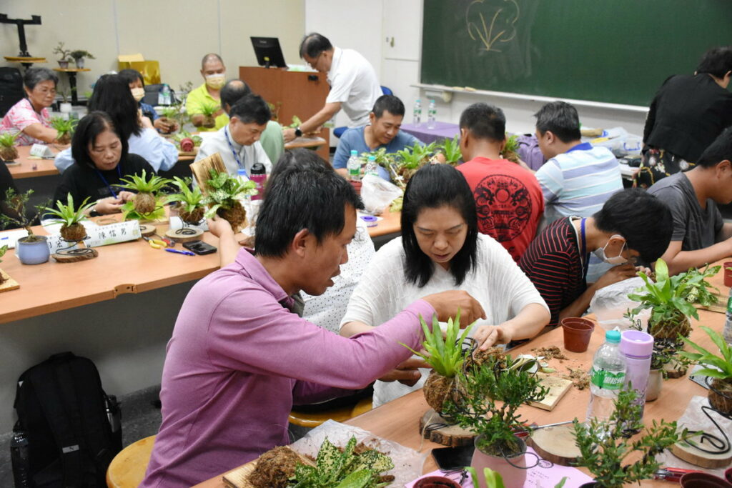 實作課程學員相互合作完成景觀植栽雕塑