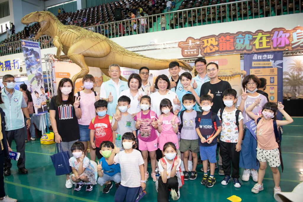 市長與孩子們一同探索八大展區 恐龍在身邊主題