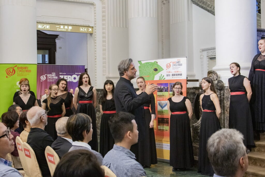 指揮裘比與斯洛維尼亞盧比安納音樂院合唱團於台灣博物館現場演出