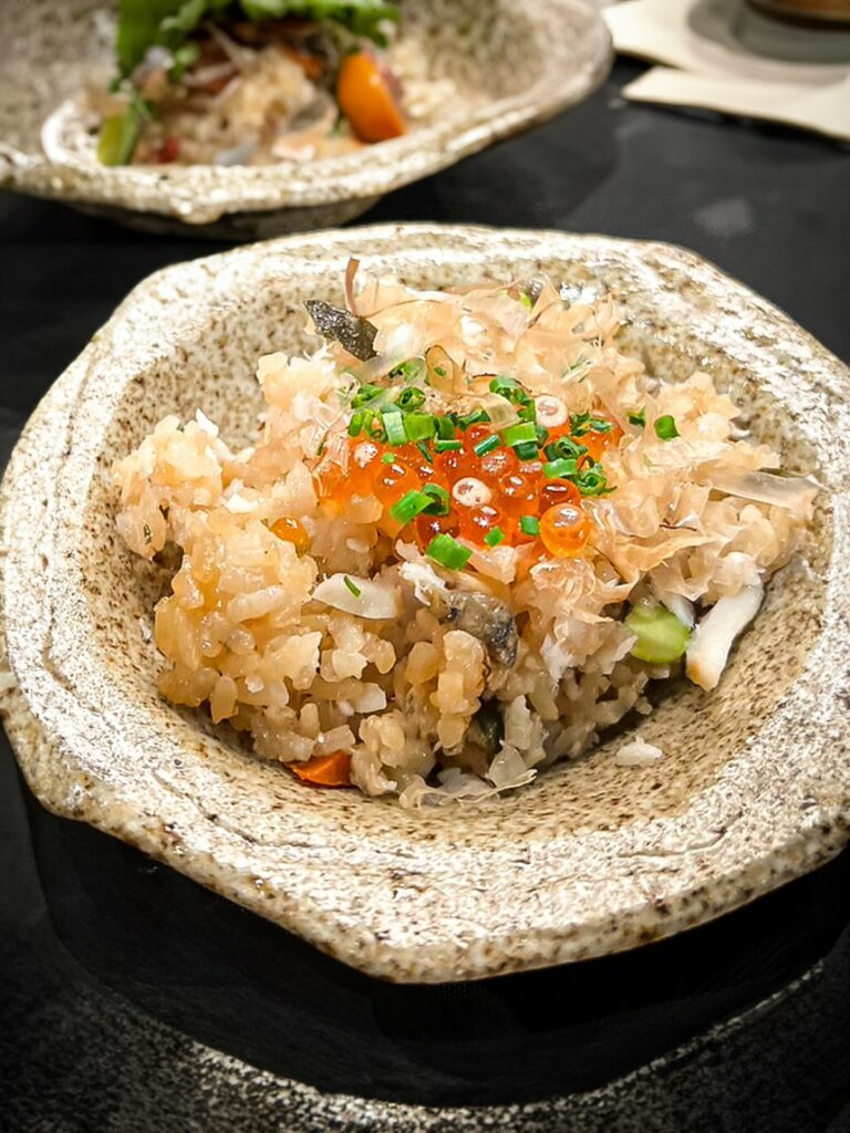 採用鱸魚跟鯛魚製成的雙魚炊飯，口感層次豐富。圖／安永集團提供