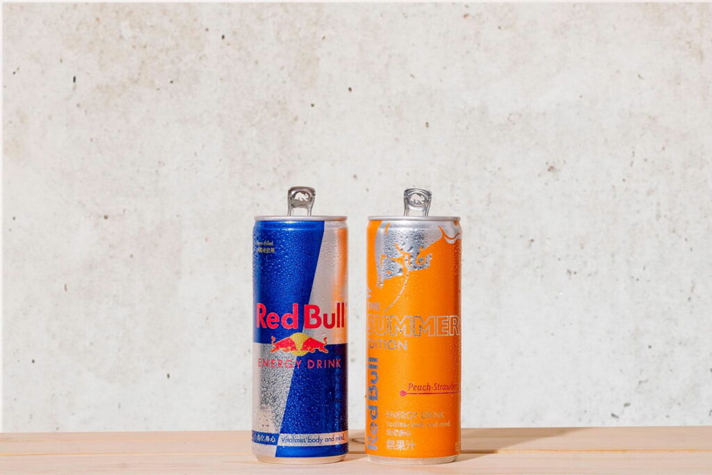 消暑必喝！Red Bull夏季限定蜜桃草莓風味新上市，給你滿滿能量度過炎夏。