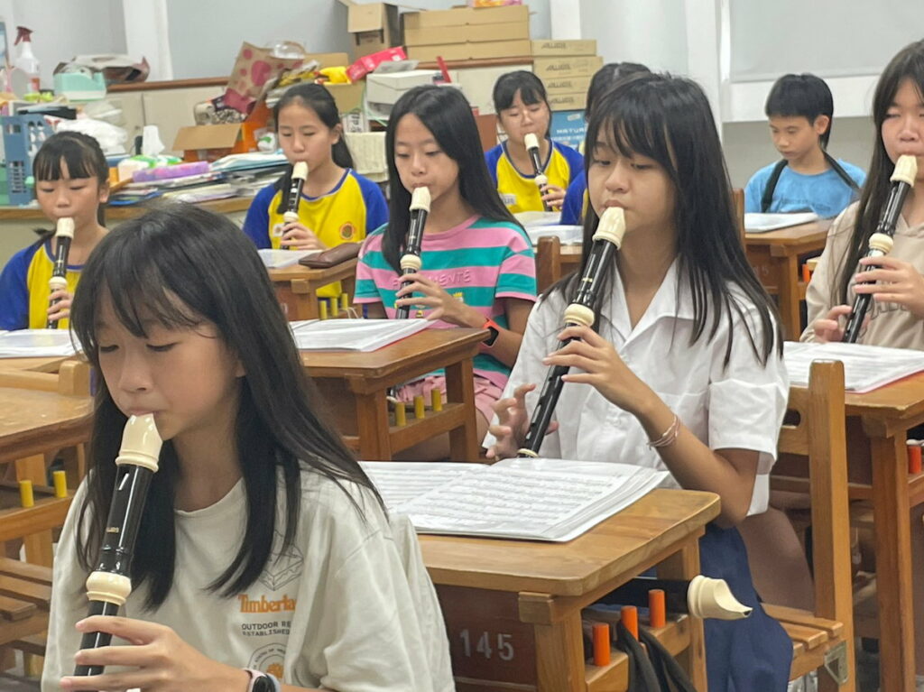直笛是育人國小學童的必學樂器