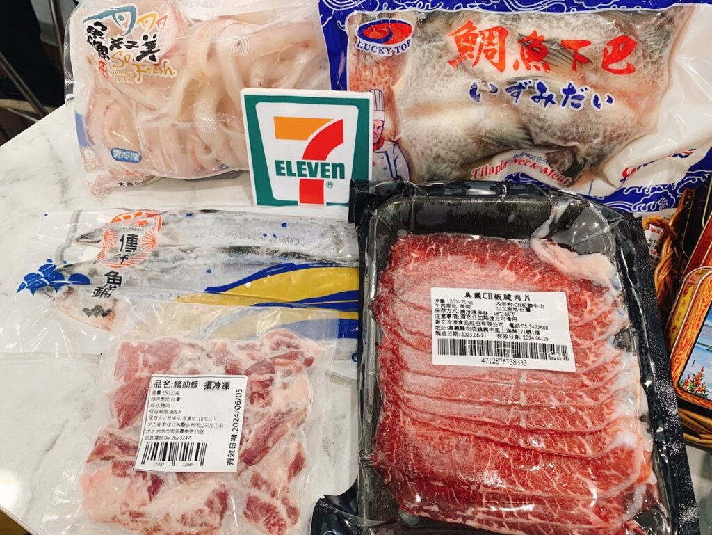 看好中秋烤肉夯，7-ELEVEN中秋預購更首次規劃「超值海陸自由選專區」，嚴選海陸食材，任選3件只要299元