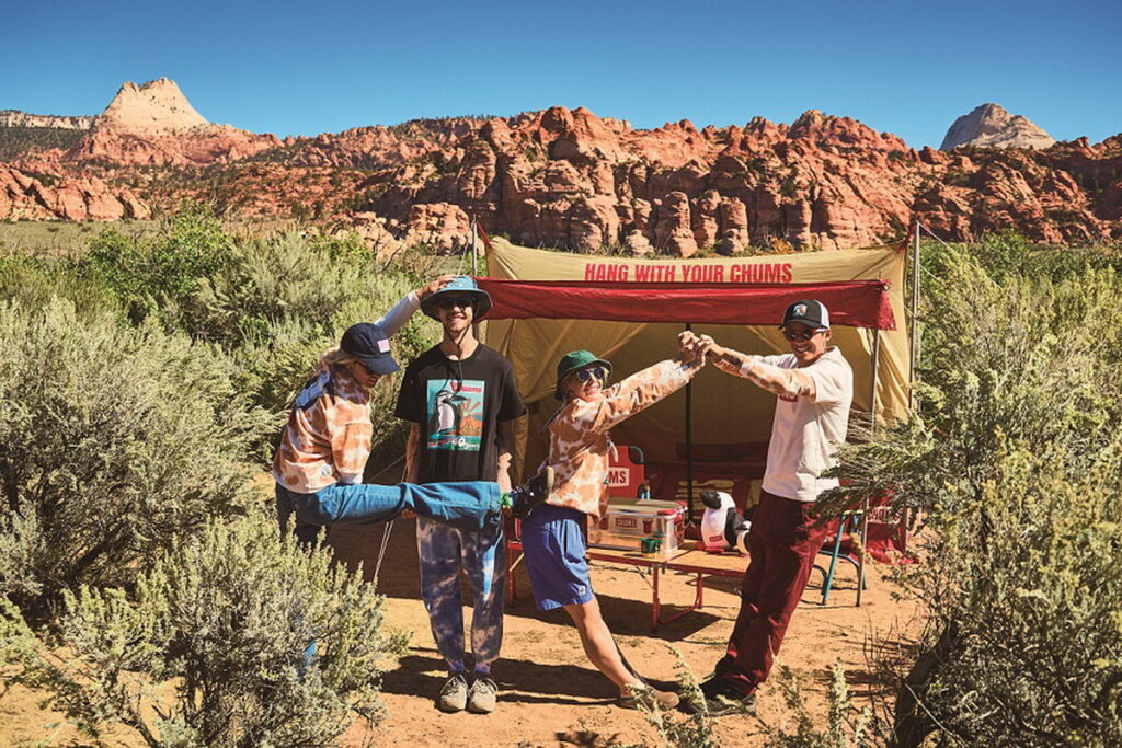 美國的戶外休閒露營品牌 CHUMS搭上「多巴胺穿搭」風潮，推出眾多鮮豔繽紛商品！