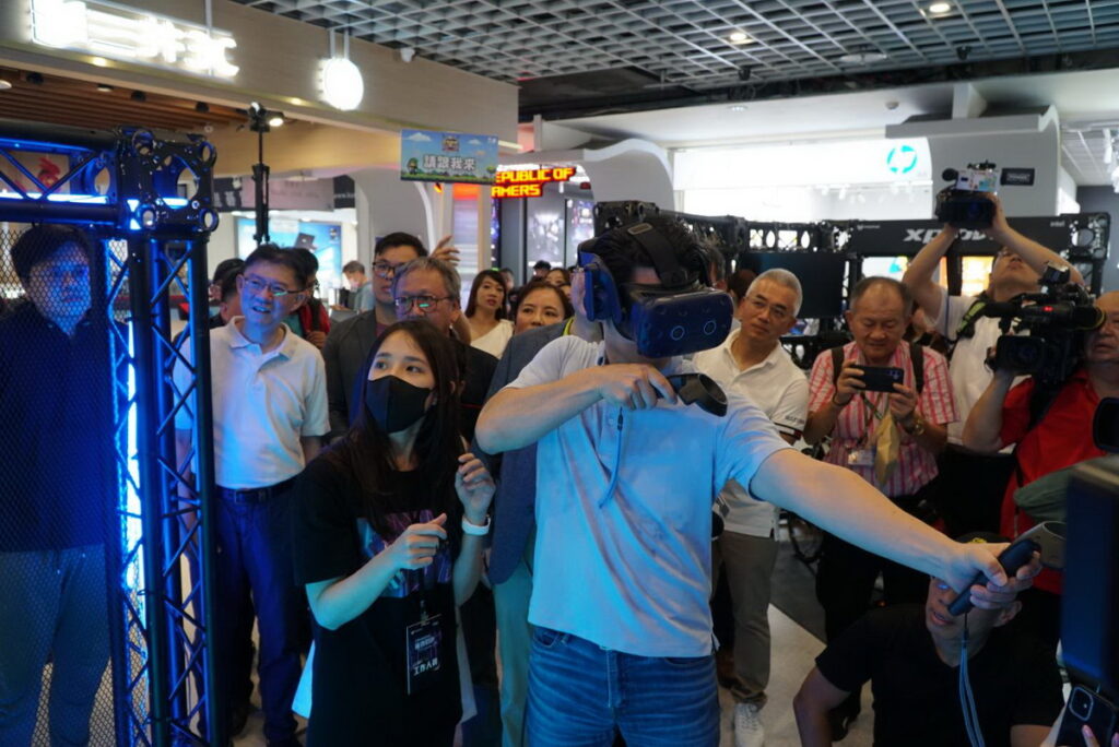蔣萬安市長體驗虛擬VR射箭
