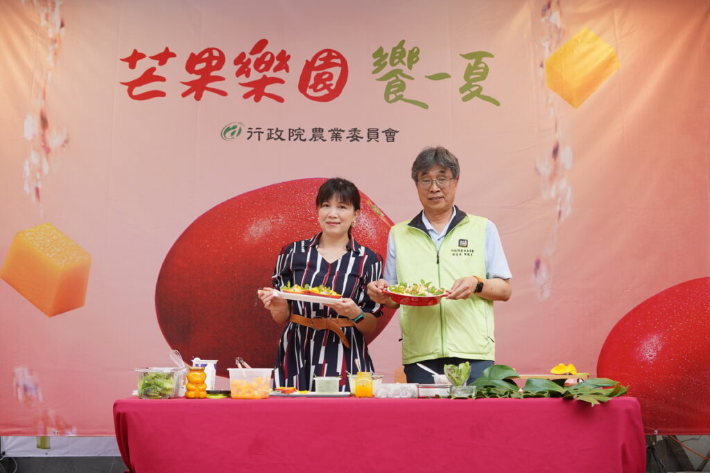 農委會陳駿季副主任委員與美食家Amy將芒果製作成適合夏日的清爽沙拉