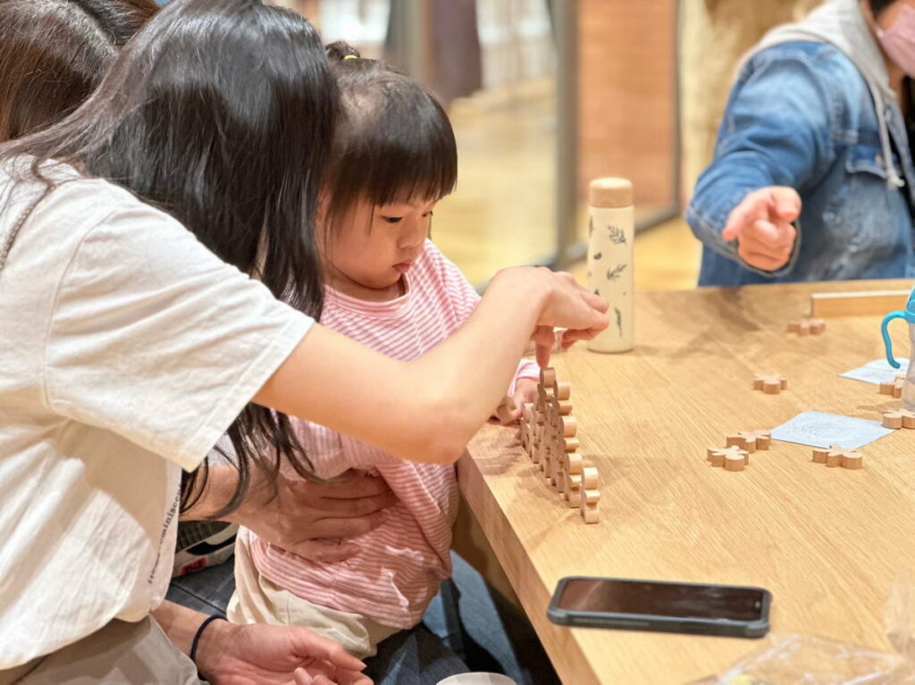 透過「玩」玩具 訓練小朋友的肢體動作與理解力