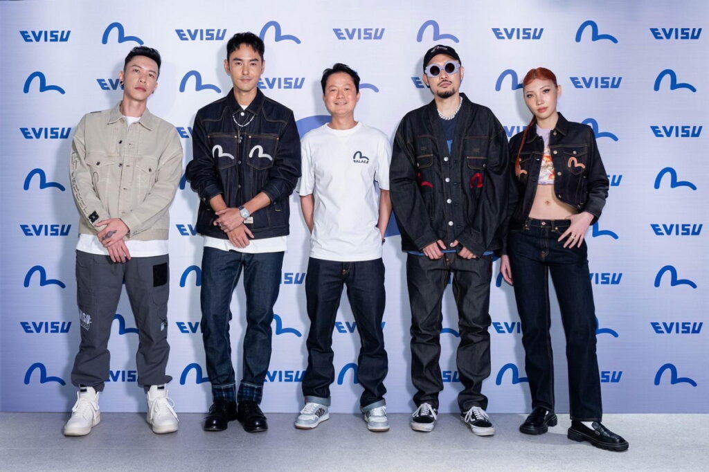 阮經天(左二)與MC HotDog熱狗(右二)、小春Kenzy(最左)、Karencici(最右)偕同EVISU CEO David(中間)為日本品牌EVISU開幕站台