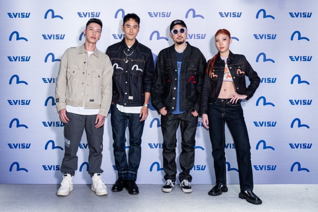 	阮經天(左二)與MC HotDog熱狗(右二)、小春Kenzy(最左)、Karencici(最右)為日本品牌EVISU開幕站台