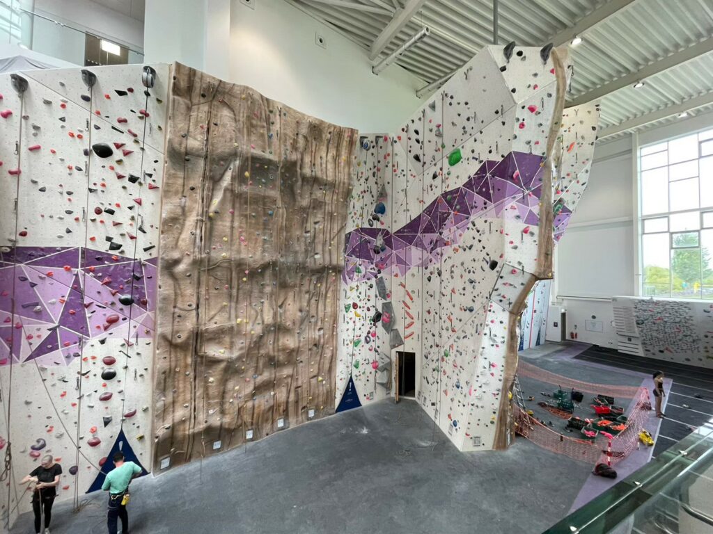 英國華威大學新建的學生運動中心攀岩場