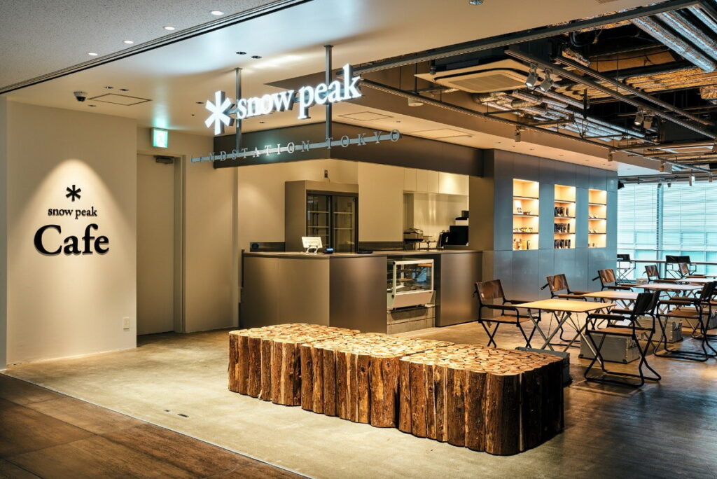 「Snow Peak Cafe」桌椅都為該品牌商品，讓客人可以小憩一番。(©Snow Peak)