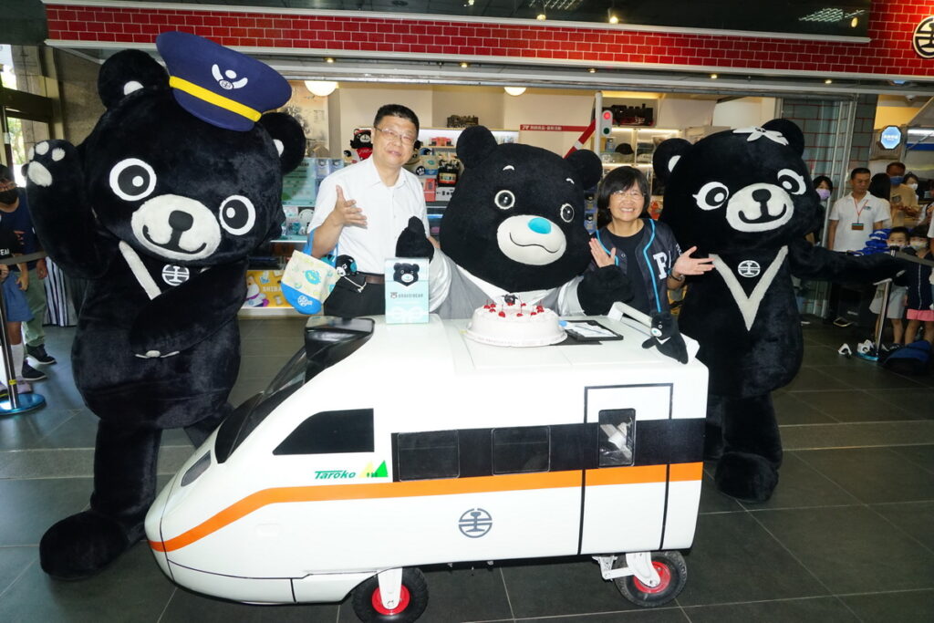 適逢熊讚生日，臺鐵特別以太魯閣列車造型推車送上生日蛋糕為熊讚慶生。