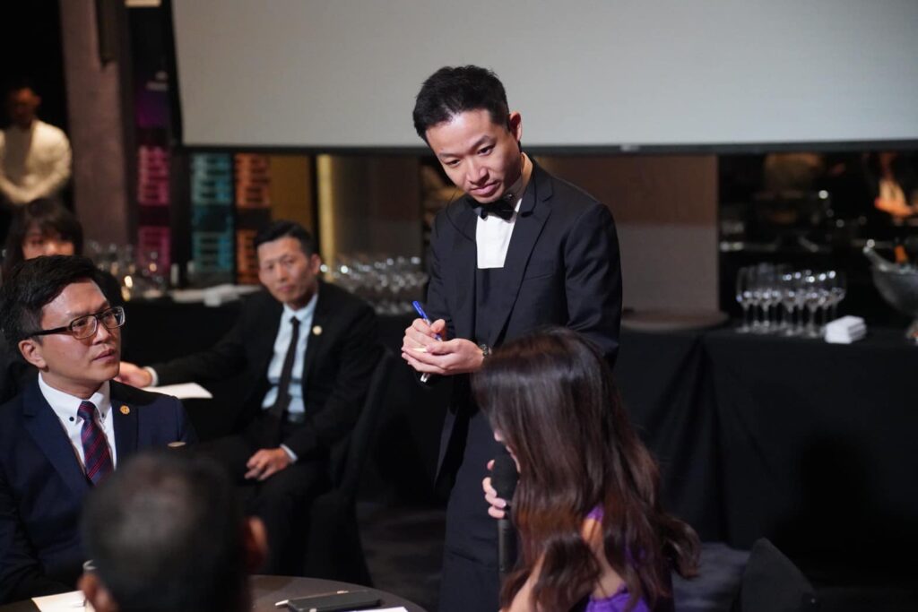 世界最佳侍酒師大賽季軍Reeze Choi特地從香港來台參與競賽，與選手一同交流。社團法人台灣侍酒師協會/提供